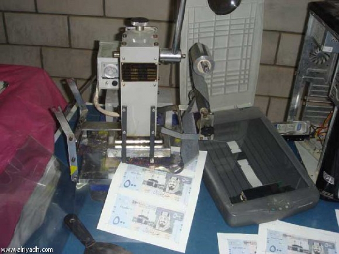 ضبط آلة تزوير ريالات سعودية ودولارات في أحد فنادق محافظة عدن