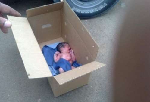 طفلة رضيعة داخل