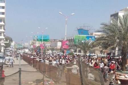 عدن توتر وتظاهرات في المعلا وإطلاق نار بخور مكسر