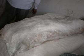 كميات من الدقيق الفاسد