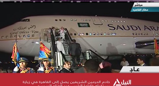 محادثات بين السيسي والعاهل الساعة لمدة 35 دقيقة على متن طائرة في مطار القاهرة