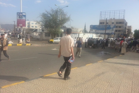 محتجون غاضبون يقطعون عدد من شوارع العاصمة احتجاجا على انقطاع الكهرباء و أزمة المشتقات النفطية