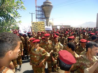 مسئولون بالفرقة الأولى مدرع يباشرون عمليات تجنيد متطوعين للحرب في عمران