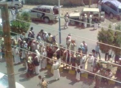 مسلحون قبليون يقطعون شارع بغداد بصنعاء