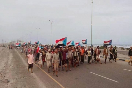 الألاف يتجهون صوب عدن مشيا على الاقدام