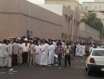 السعودية تهدد 300 تاجر يمني