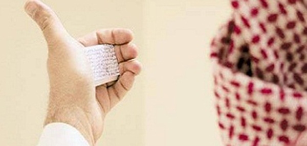 مسن يعثر على قصاصة غش في أذنه أحتفظ بها عشرين عاماً