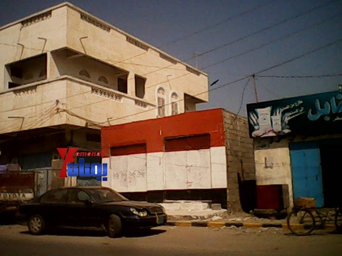 نافذ يستولي على شارع في الحديدة ويبني فيه محلات تجارية