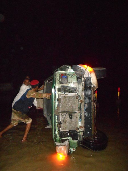 انقاذ سائق سيارة هيلوكس من السيول في محافظة الحديدة