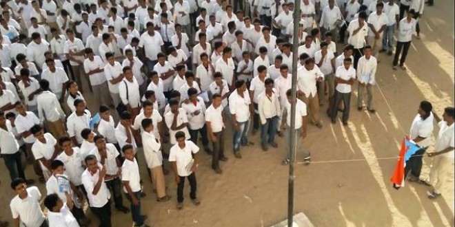 علم اليمن الجنوبي سابقا يرفع في الطابور المدرسي