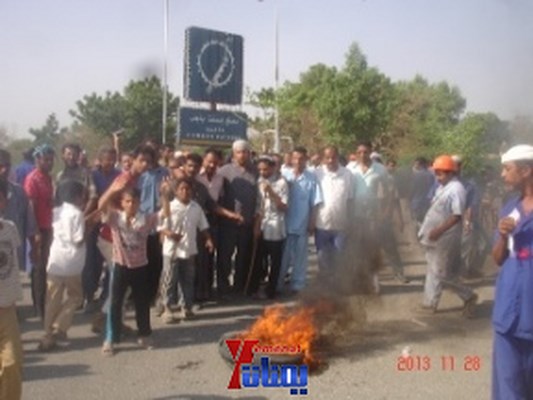 محتجون في مصنع اسمنت باجل ينفذون وقفة احتجاجية