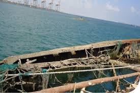 باخرة تفرغ نفايات حمولتها من الزيوت قرب شاطئ الحسوة وتتسبب في كارثة بيئية