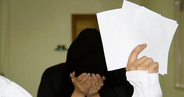 شاب يهدد فتاه بنشر صورها