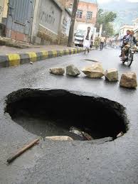 تعز.. الأمطار الغزيرة والسيول الجارفة تكشف ردأة تصميم الشوارع