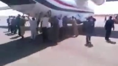 صورة من مقطع فيديو لطائرة يمنية يتم دفعها بالمطار