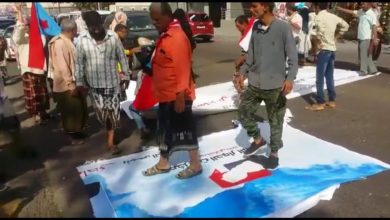 محتجون يمزقون لافتات مؤتمر الحوار