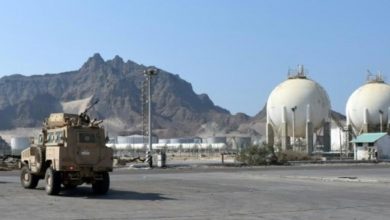 آلية تابعة للقوات المسلحة الإماراتية في مرفأ عدن اليمني 1