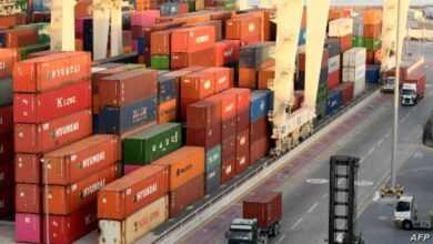 حاوية على متن سفينة بميناء رئيسي في دبي