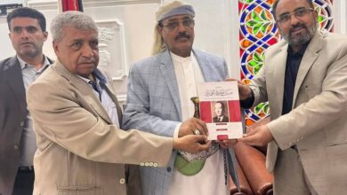 السامعي يتسلم كتاب الهمداني