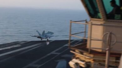 مقاتلة امريكية تقلع من حاملة الطائرات