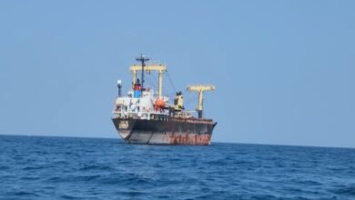 سفينة تصل ميناء المخا