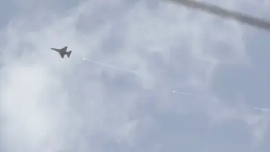 طائرة حربية اسرائيلية في سماء دمشق