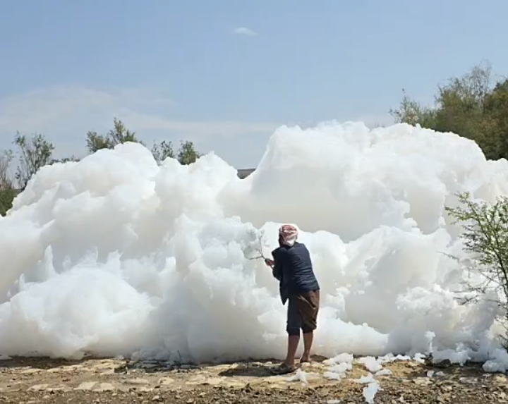 ظهور مادة بيضاء تشبه السحب على الأرض شمال صنعاء 1 58741