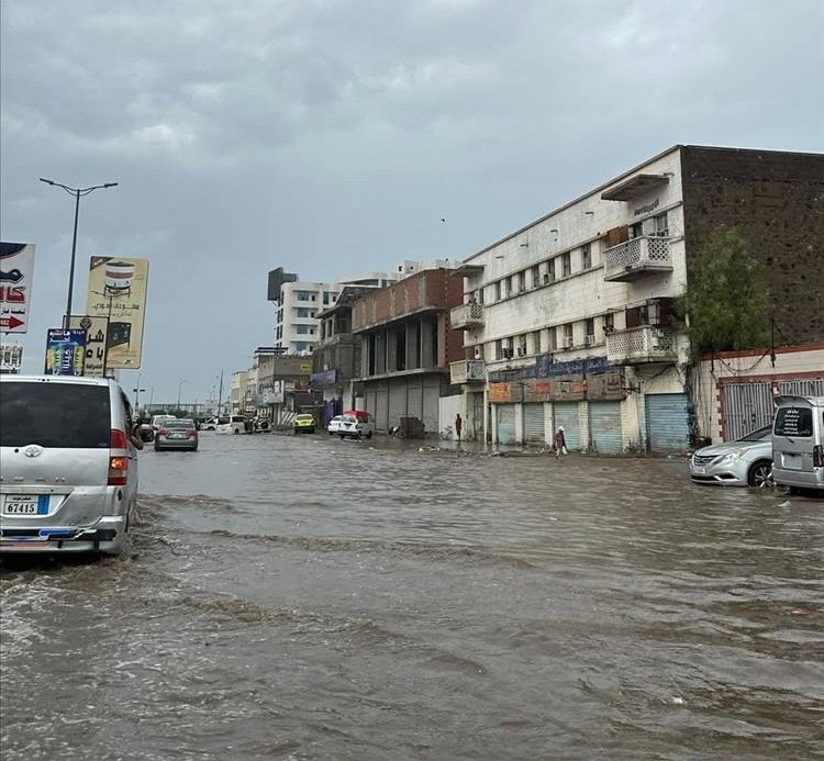 شوارع عدن تغرق مجددًا بمياه الأمطار وشلل الحركة بين المديريات 1 87546321