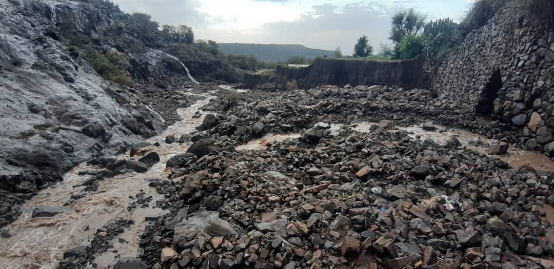 تعز.. سيول جارفة في قدس تلحق اضرارا فادحة بالممتلكات وتهدد قرى بالجرف والاهالي يوجهون نداء استغاثة 2 FB IMG 1755260877067