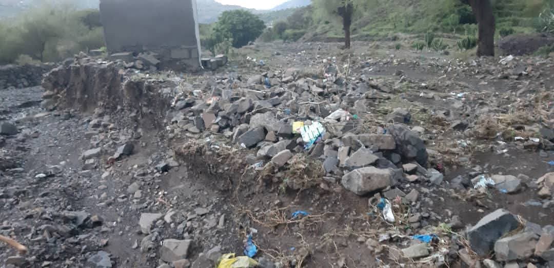 تعز.. سيول جارفة في قدس تلحق اضرارا فادحة بالممتلكات وتهدد قرى بالجرف والاهالي يوجهون نداء استغاثة 3 FB IMG 1755260921768