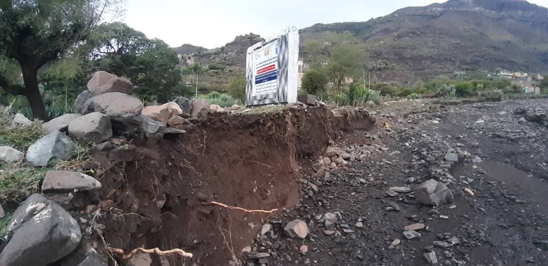 تعز.. سيول جارفة في قدس تلحق اضرارا فادحة بالممتلكات وتهدد قرى بالجرف والاهالي يوجهون نداء استغاثة 1 FB IMG 1755260927753