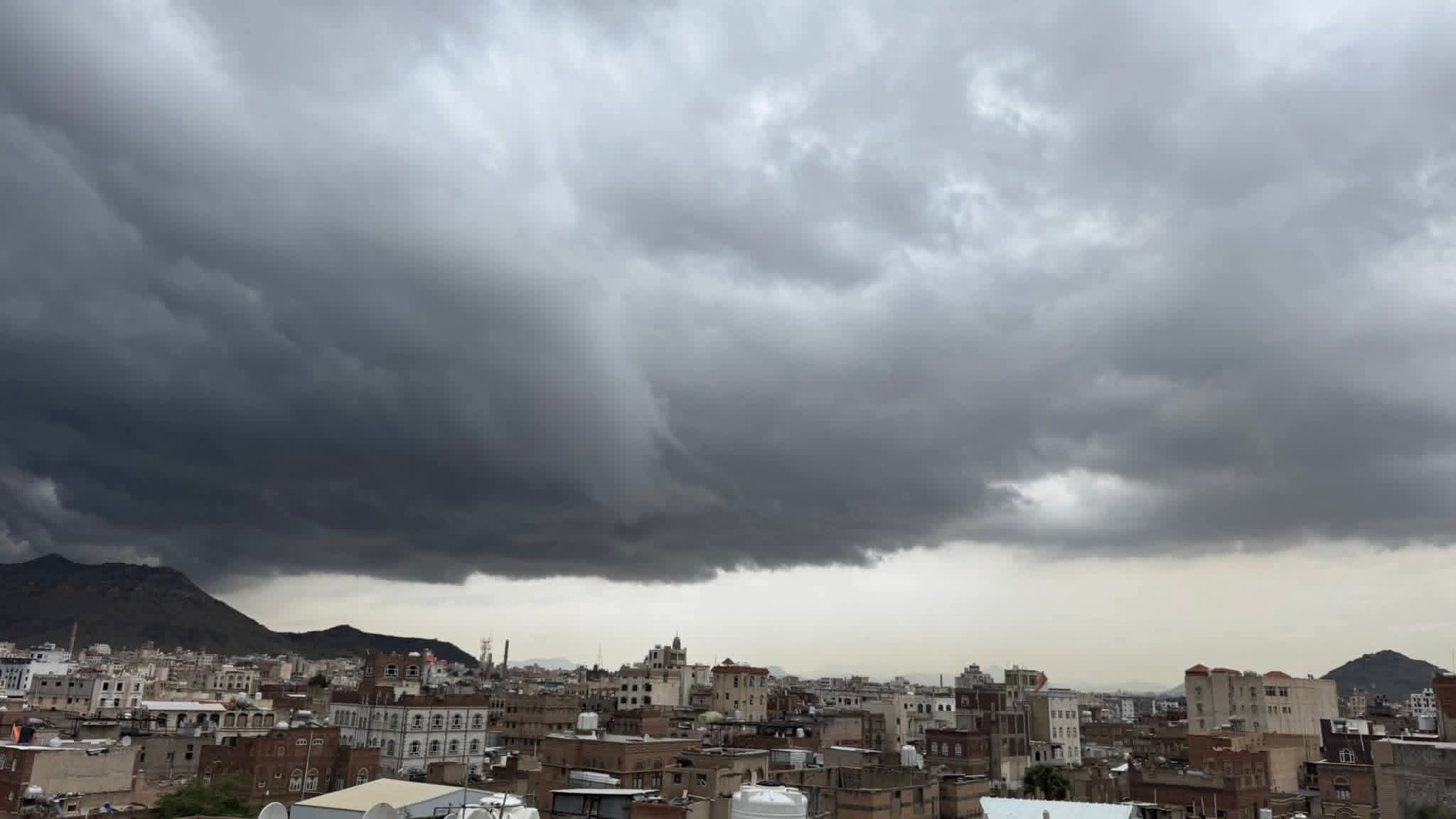 الأرصاد يرفع التحذير إلى "إنذار" وخبير في الطقس يتوقع استمرار الأمطار لأيام قادمة 1 FB IMG 1758036452043