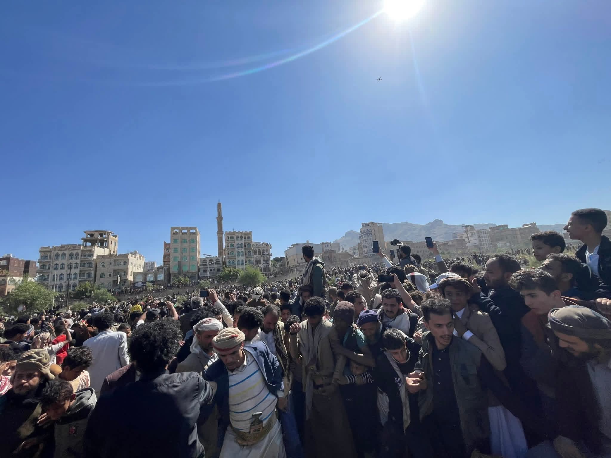 صنعاء.. جموع غفيرة تشيّع الفنان علي عنبة إلى مثواه الأخير 1 70