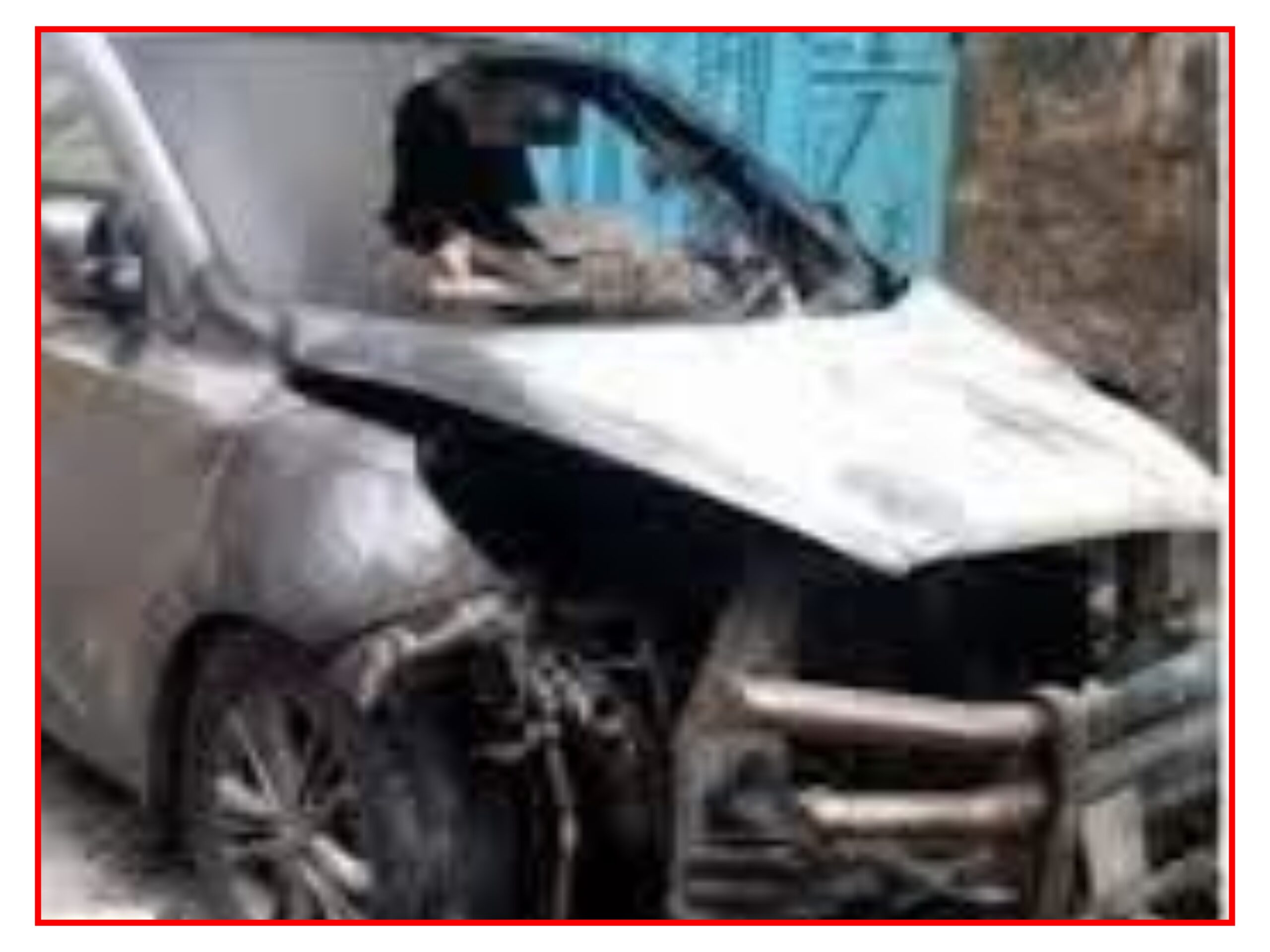 مجهولون يحرقون سيارة محامٍ في مدينة تعز 1 220 1 scaled