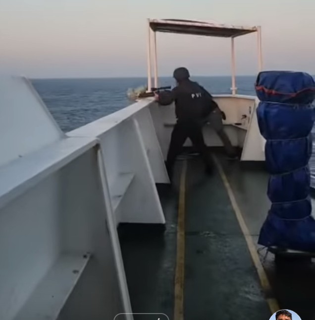 عدن.. مصلحة خفر السواحل توضح حول الحادث الذي تعرضت له سفينة تجارية قرب باب المندب 1 58