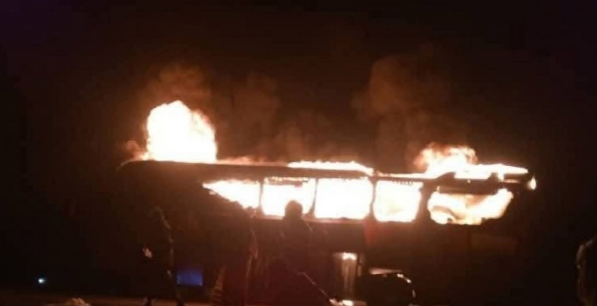 أبين.. احتراق باص نقل جماعي في العرقوب وهيئة النقل تكلف لجنة للتحقيق 1 176911