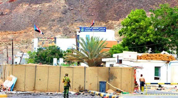 مصادر: توجيهات رئاسية بتسليم مقر قيادة الانتقالي للسلطة المحلية 1 17699