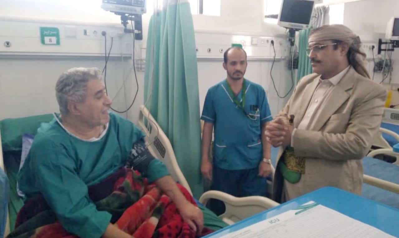 الفريق السامعي يطمئن على صحة الشيخ الهاشمي في أحد مستشفيات العاصمة صنعاء 1 10571A