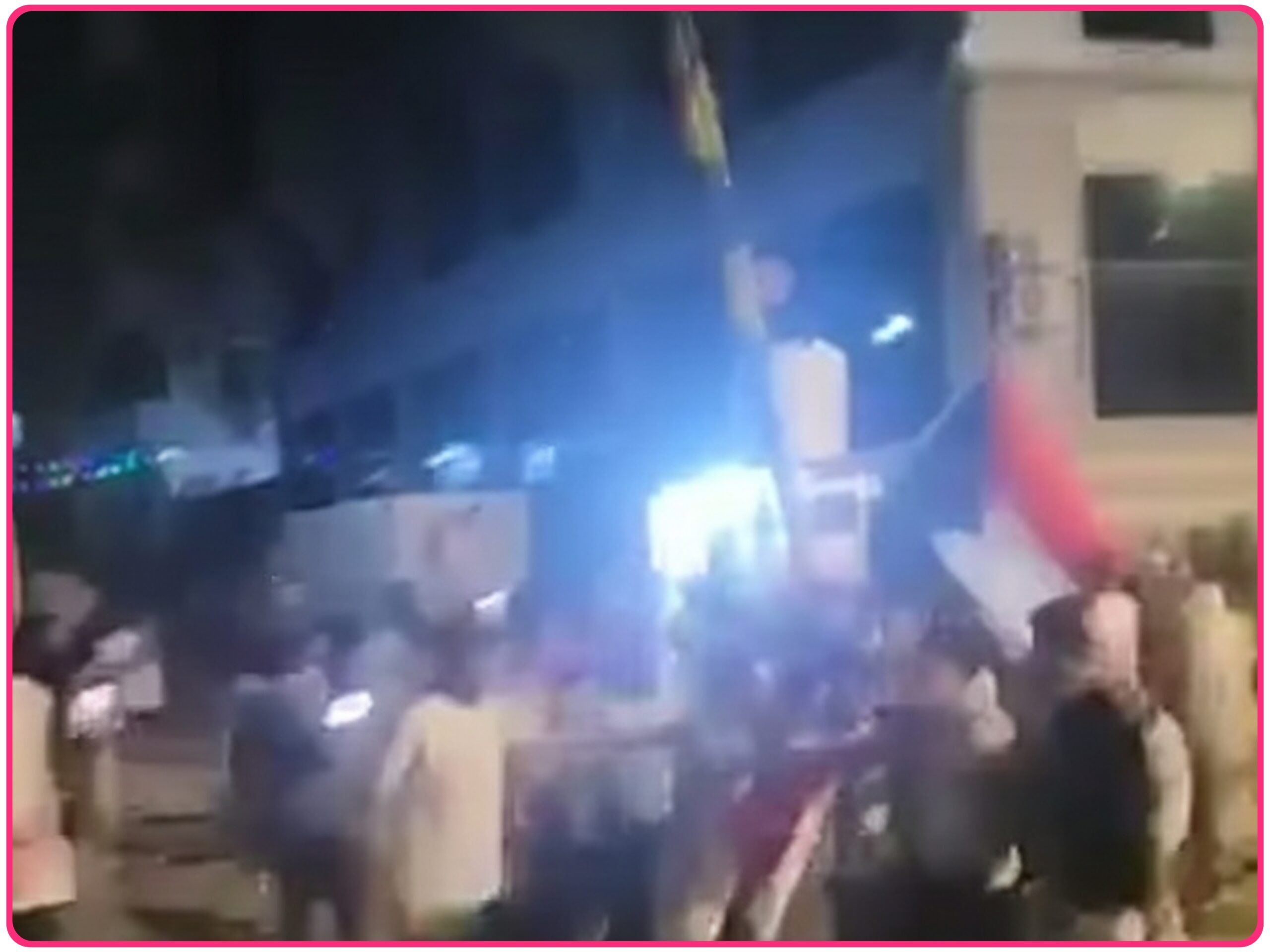 عدن.. إطلاق نار كثيف أمام بوابة قصر معاشيق 1 23425 scaled