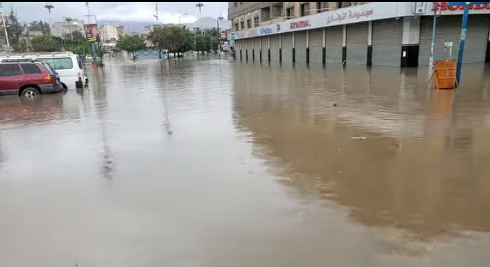 ميدان التحرير يتحول إلى بركة مياه ودعوات لتدخل الجهات المختصة بعد توغل المياه إلى المحلات التجارية 1 144