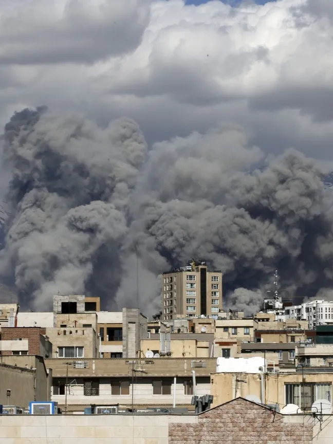 التصعيد مستمر: صاروخ يُسقط في إيران وصفارات الإنذار في البحرين وانفجار في العراق 1 17733