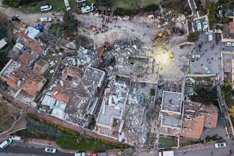 التصعيد يتواصل: صفارات انذار تدوي وهجمات متبادلة وسفينة تستهدف في مضيق هرمز 1 2542