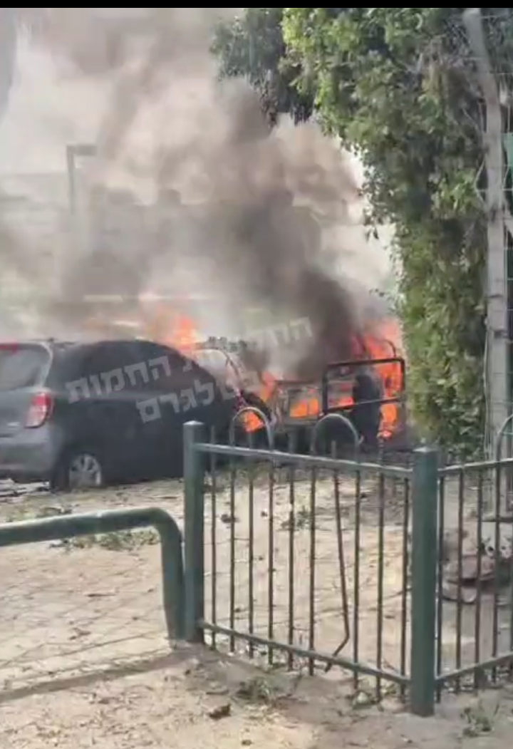 موجة صواريخ إيرانية تستهدف تل أبيب وخبراء متفجرات ينتشرون في مواقع السقوط 1 803