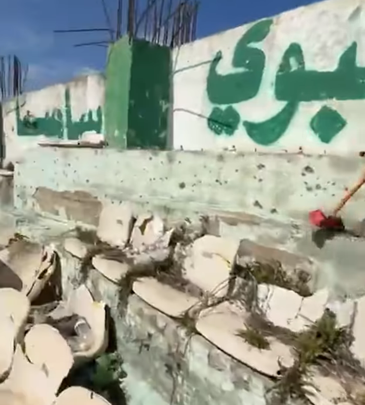 "صور".. حملات شعبية لتنظيف ملعب 22 مايو بإب وسط غياب دور السلطة المحلية 4 03