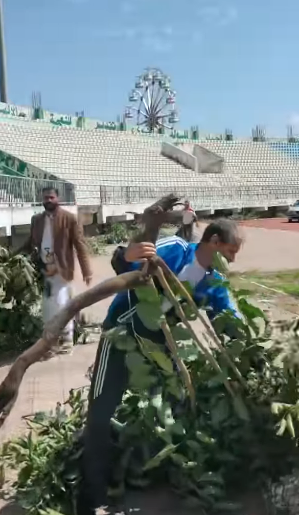 "صور".. حملات شعبية لتنظيف ملعب 22 مايو بإب وسط غياب دور السلطة المحلية 9 07