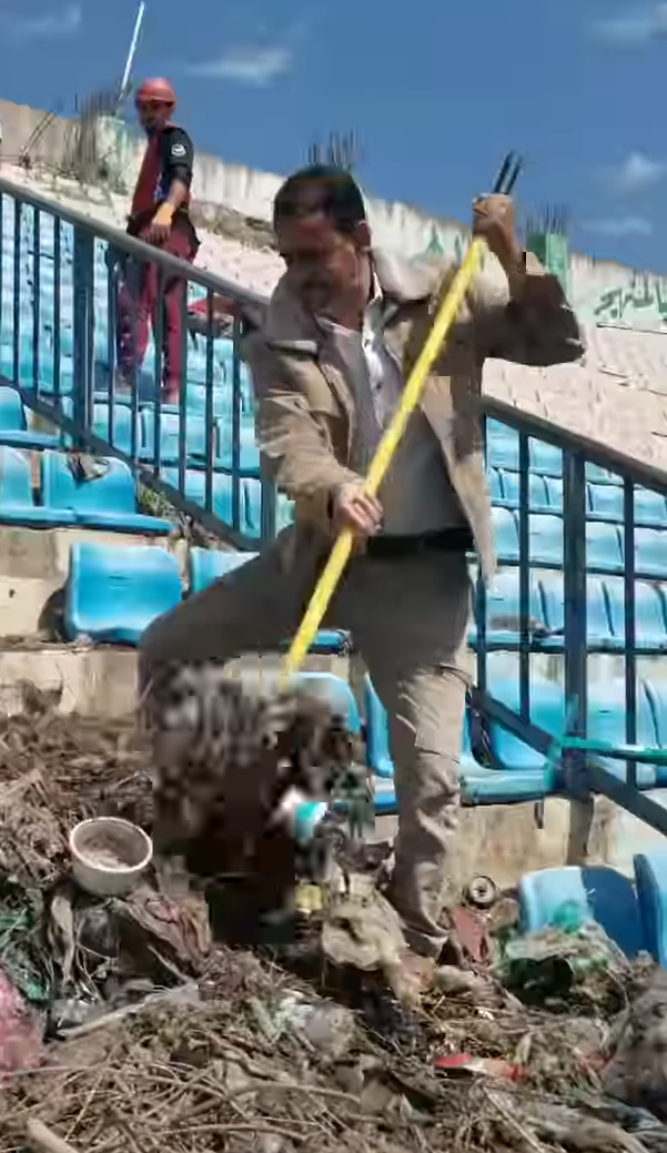 "صور".. حملات شعبية لتنظيف ملعب 22 مايو بإب وسط غياب دور السلطة المحلية 6 08