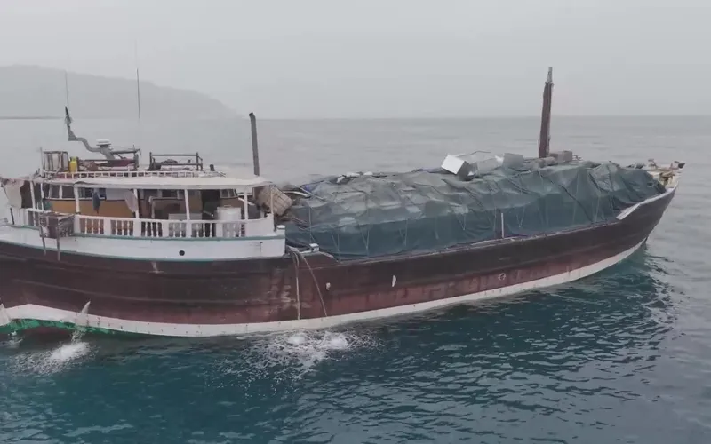 إنقاذ سفينة تجارية مهددة بالغرق في ميناء سقطرى 1 694e96fd4876502d97c1
