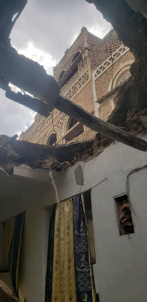 انهيار جزئي لمنزل في صنعاء القديمة وإصابة مالكه 1 FB IMG 1777977542560