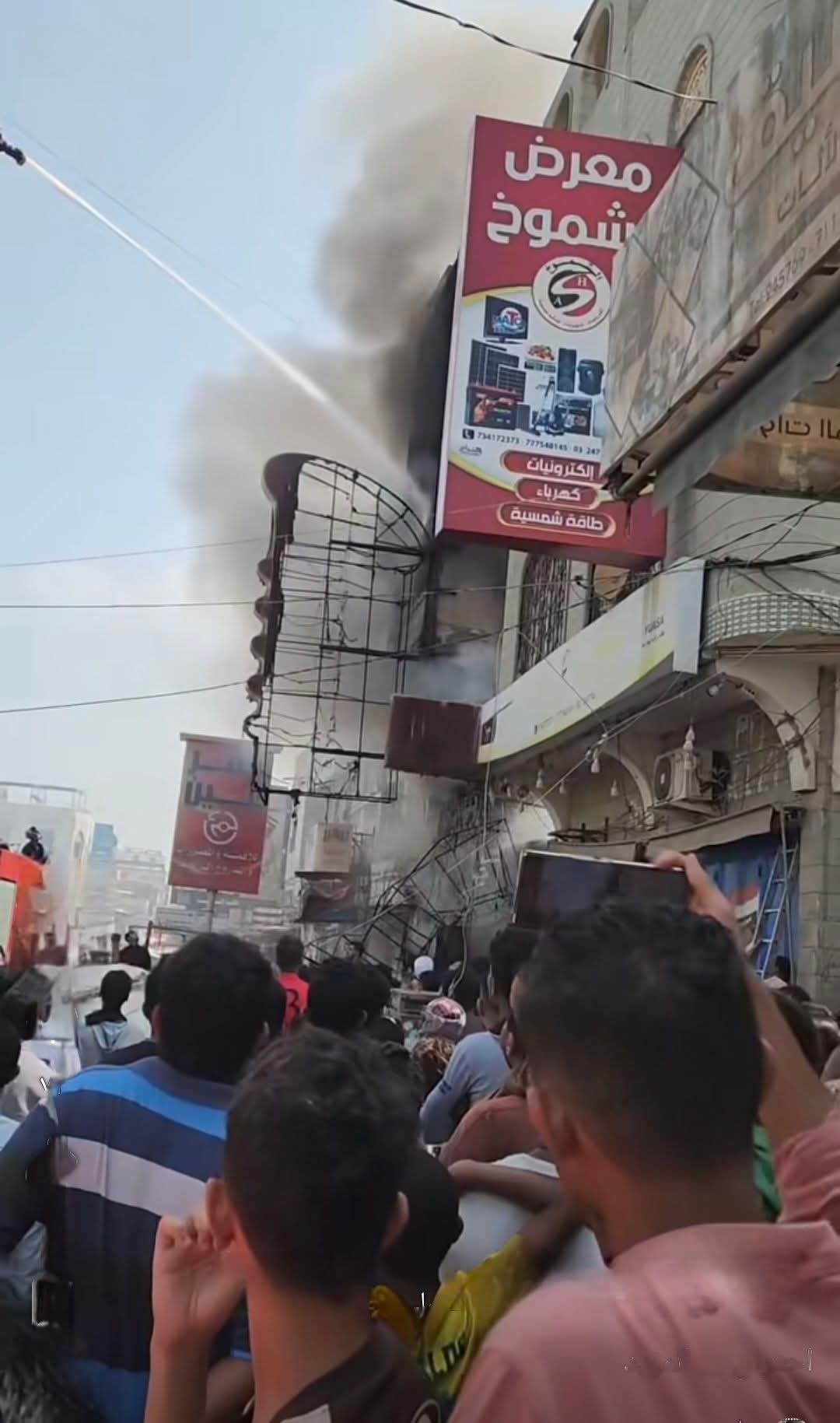 حريق يلتهم محل تجاري في الحديدة وألسنة اللهب تصل إلى محلات مجاورة 1 FB IMG 1778499184232