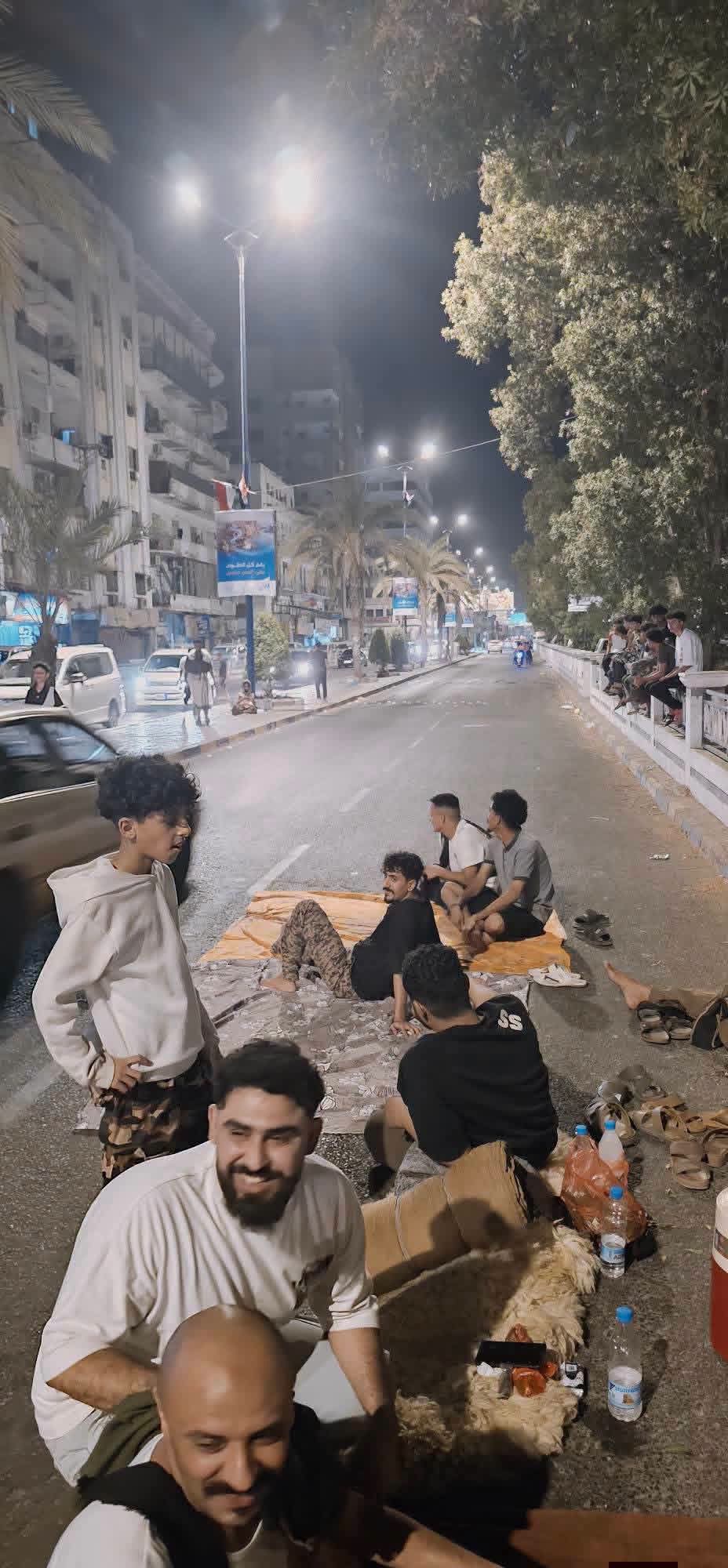 احتجاجًا على انقطاعات الكهرباء.. المئات من أبناء عدن يخرجون مع فرشهم إلى الشوارع 4 333